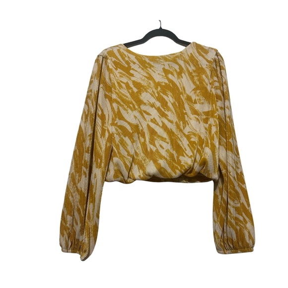 ASTR the label- PLISSE LONG SLEEVE SURPLICE WRAP TOP IN MSTD PAINT - Picture 4 of 6